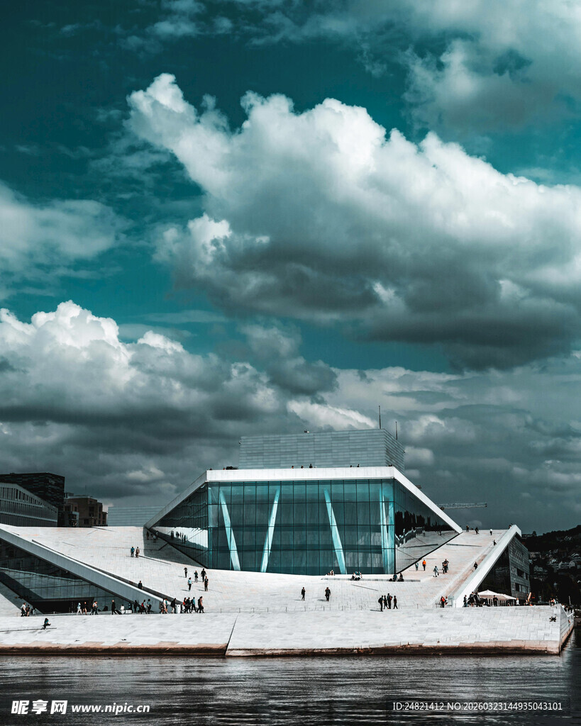 豪华游艇畅游于碧水蓝天