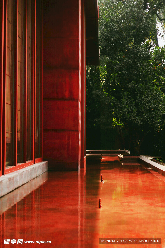 红墙下的静谧水池景观
