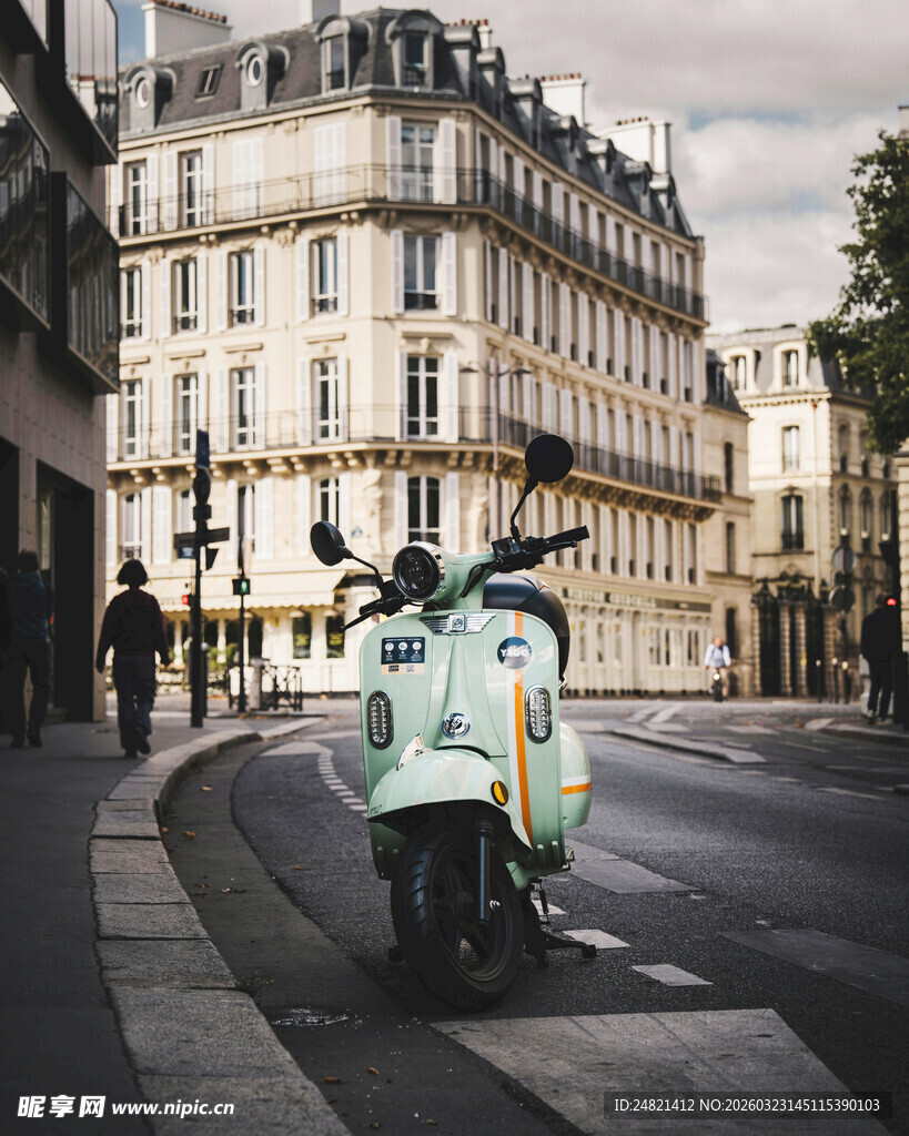 复古摩托停于欧式建筑旁