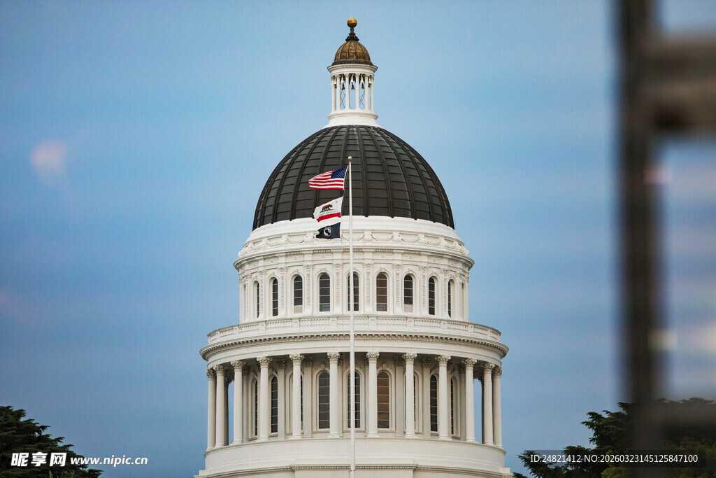 白色圆顶建筑外观特写