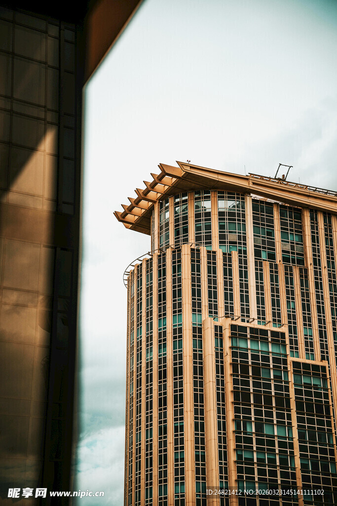 现代高楼建筑独特顶部景观