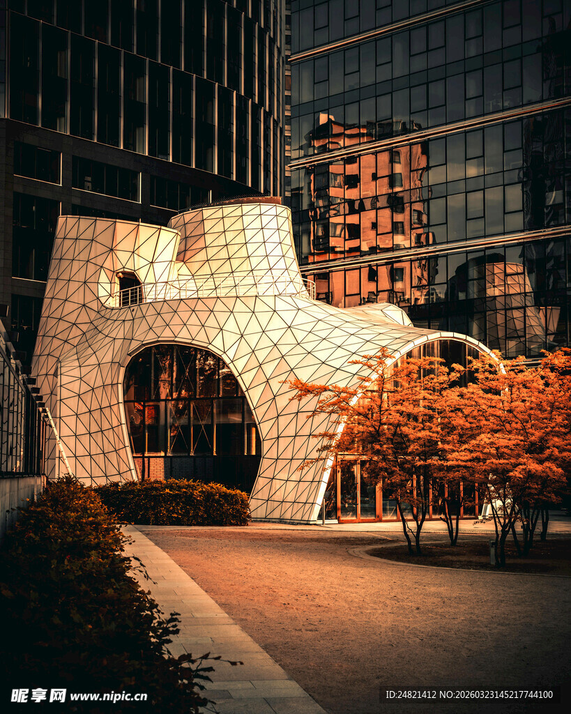 城市中独特造型的现代建筑