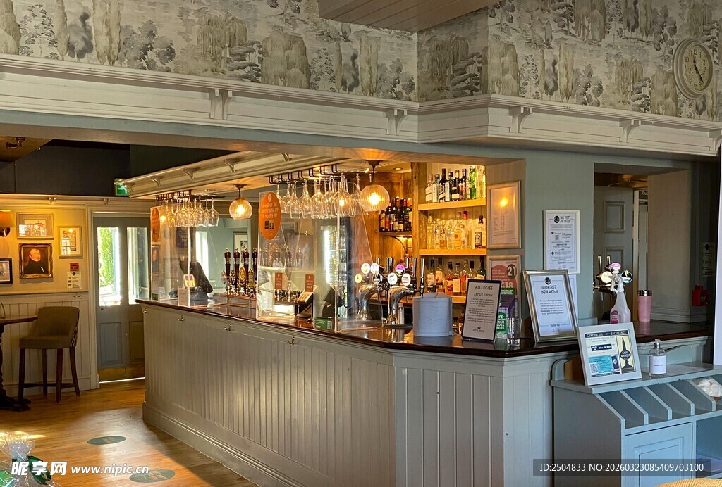 复古风格的温馨吧台场景