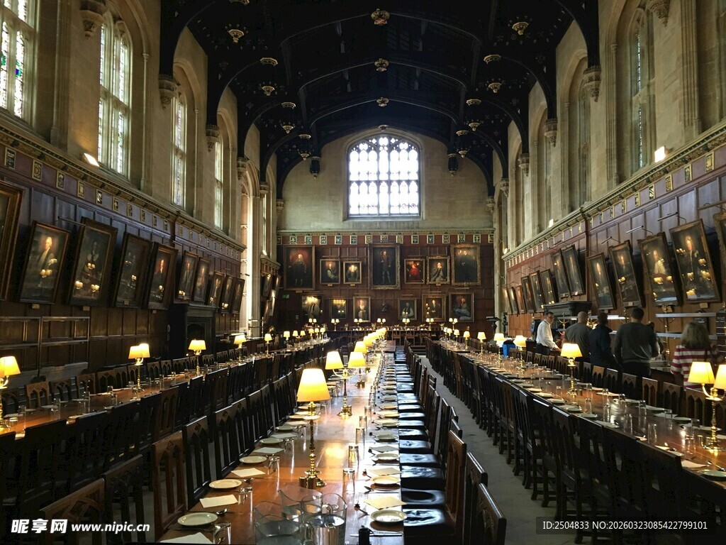 古老图书馆内景