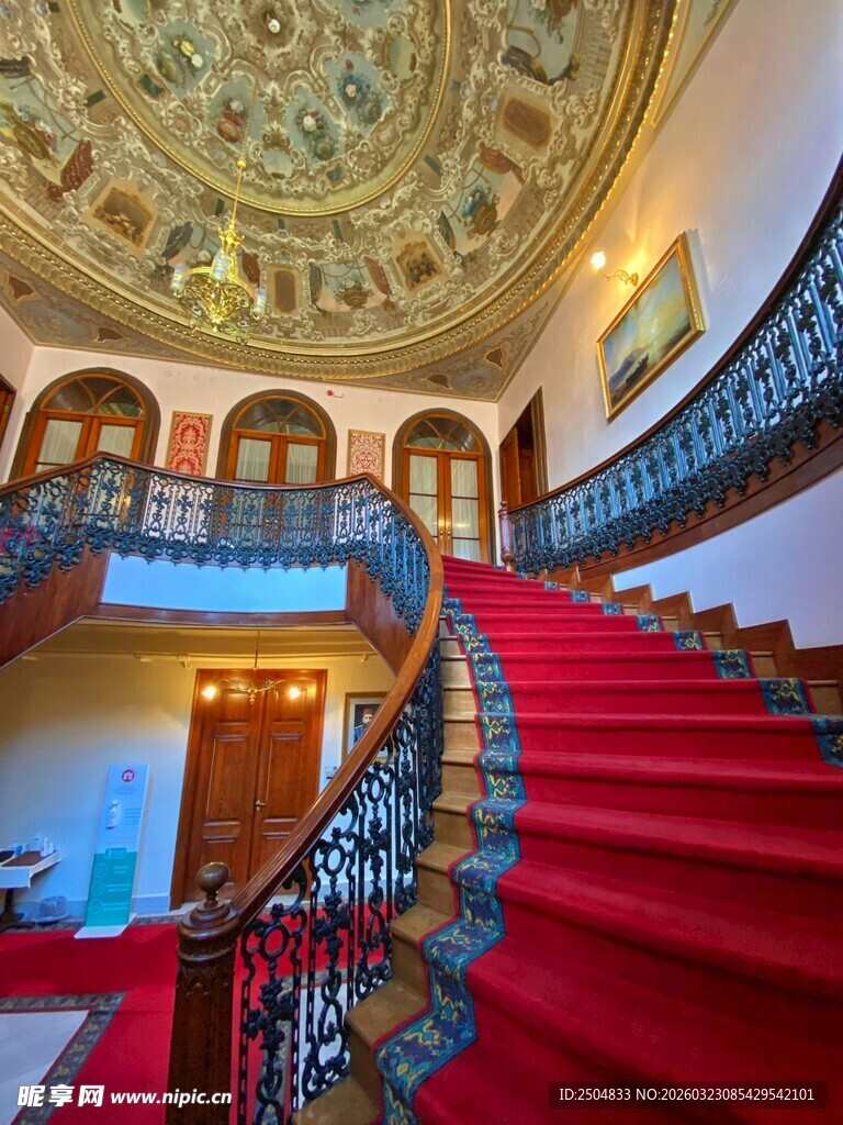 豪华宫殿式红色楼梯景观