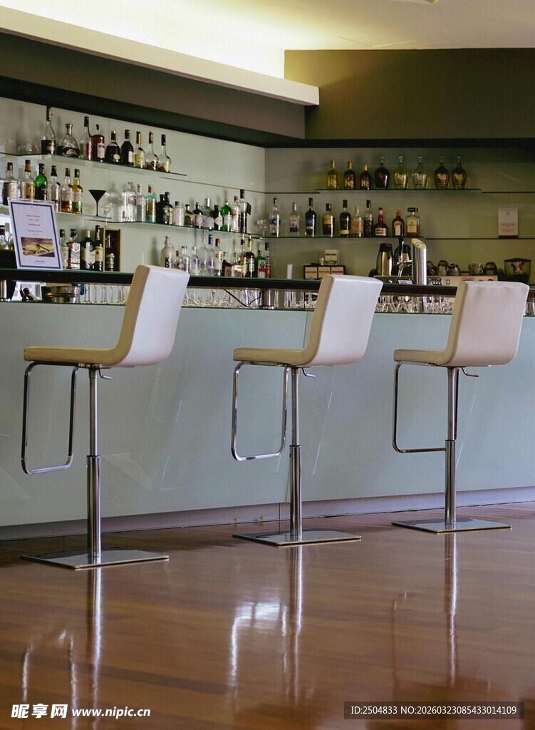 现代时尚吧台与高脚椅