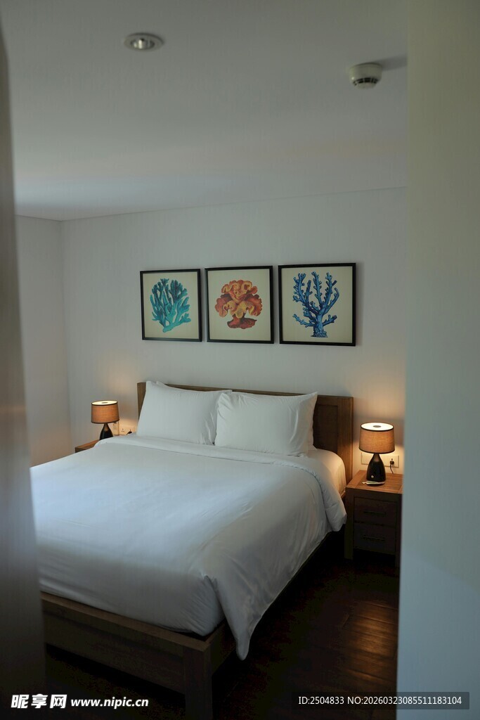 简约温馨卧室室内景象