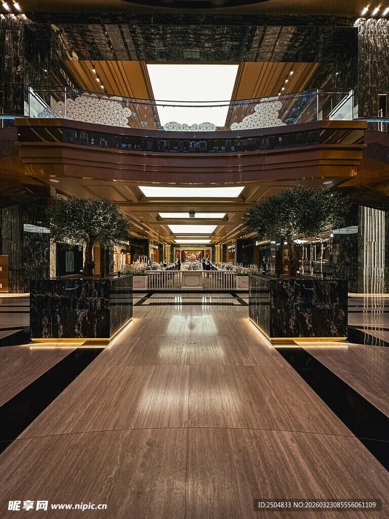 现代宽敞的室内走廊空间