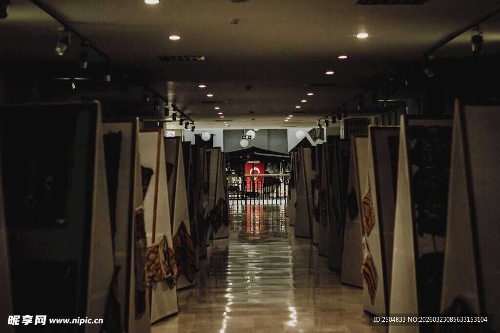 商场内部服装区过道景象