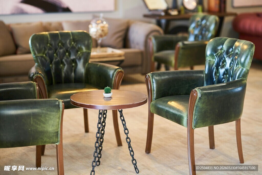 复古绿皮沙发与圆桌组合