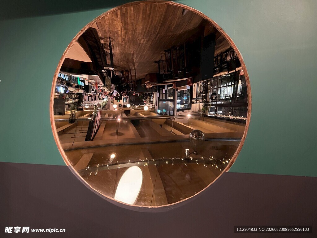 圆形镜中展现城市夜景