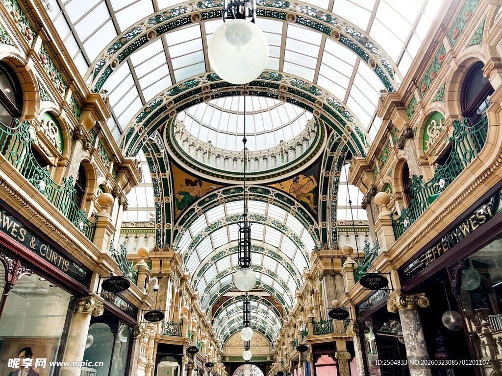 华丽复古的室内购物商场