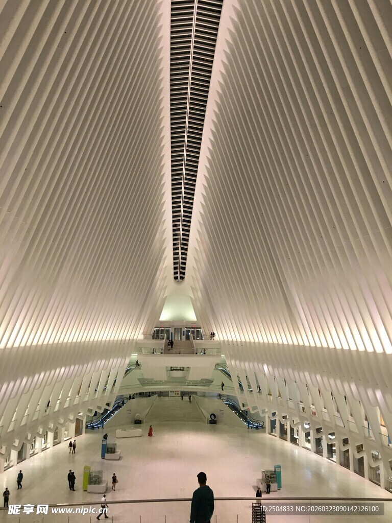 现代风格的宽敞室内空间