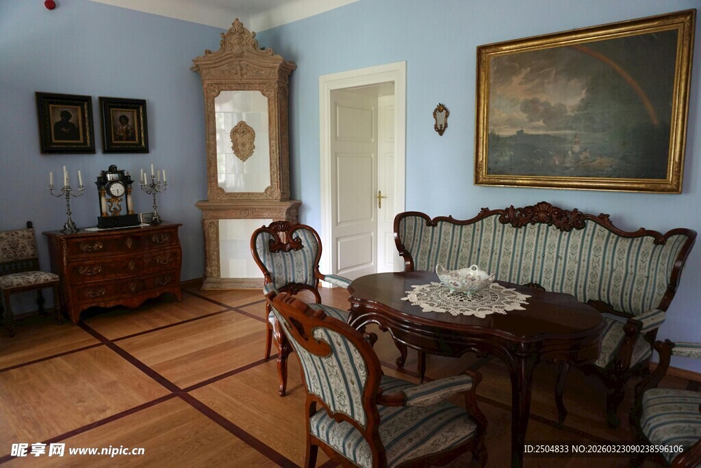 复古风格的温馨室内餐厅