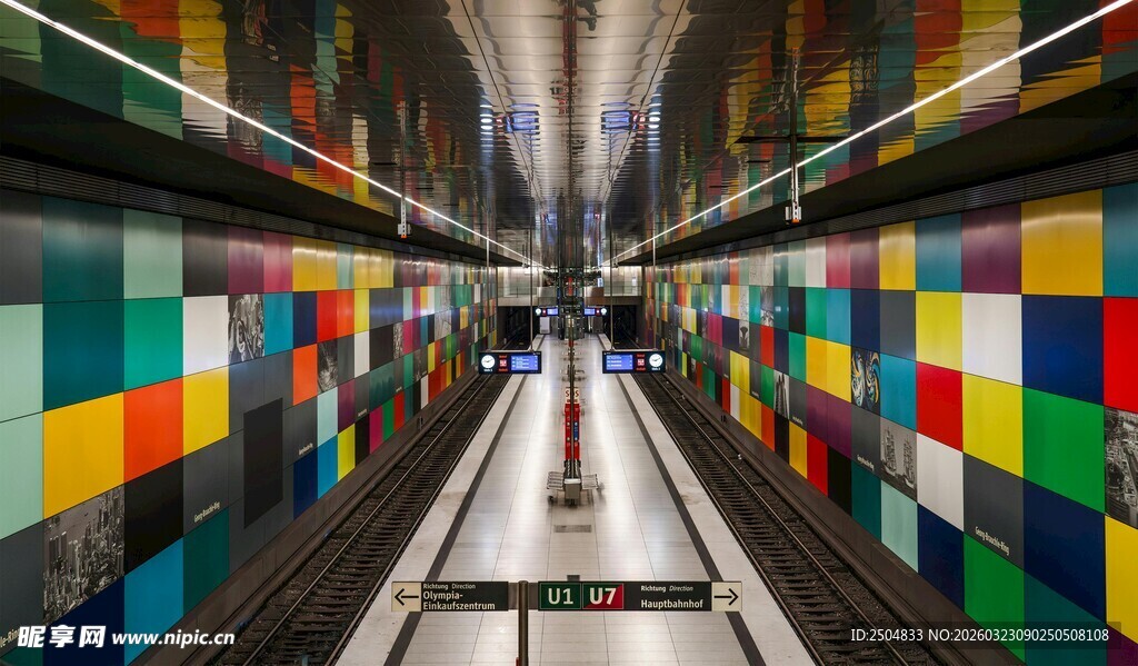 多彩瓷砖装饰的地铁通道