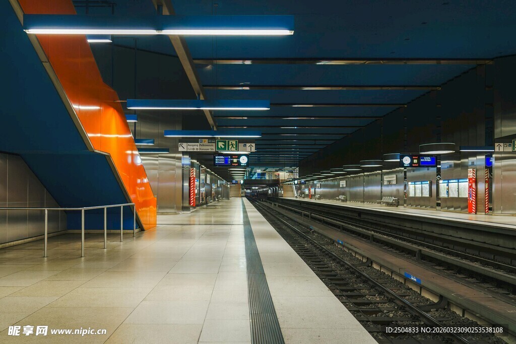 现代地铁站内空旷场景