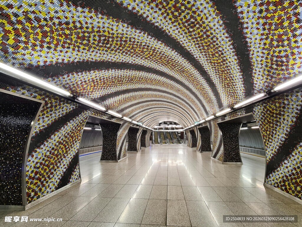 现代艺术风格的地铁隧道