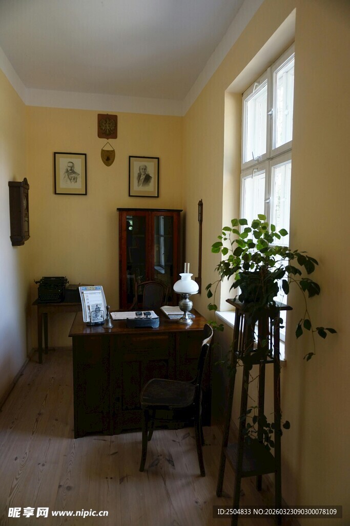 温馨简约的室内书房场景