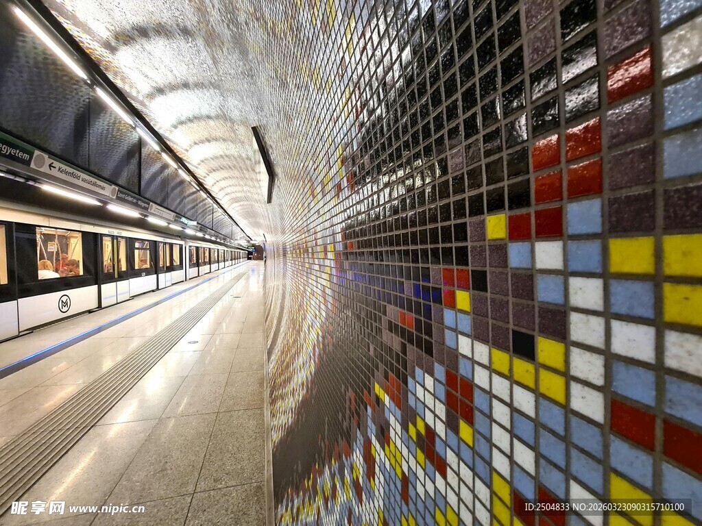 地铁站彩色马赛克墙面景观