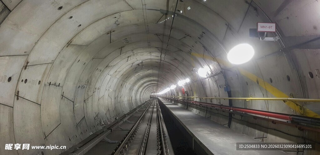 地下隧道内的铁轨景象