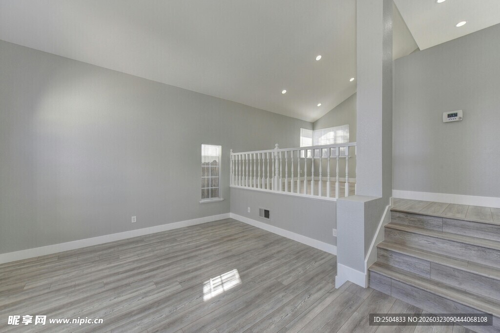 简约空旷的室内楼梯空间