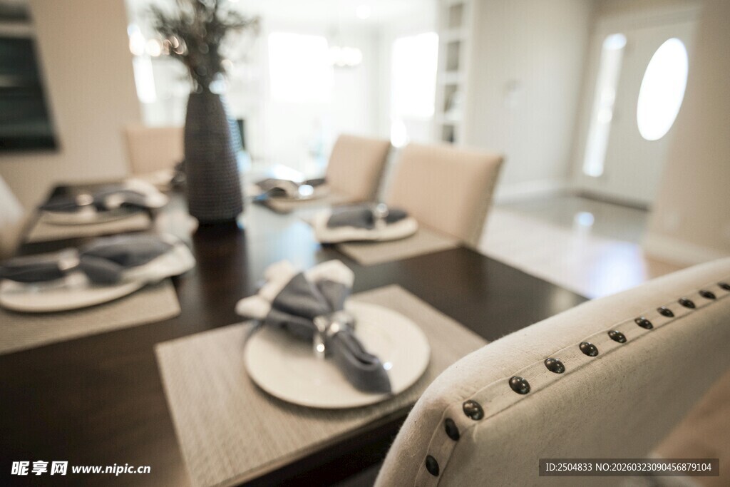 现代简约风格餐厅布置