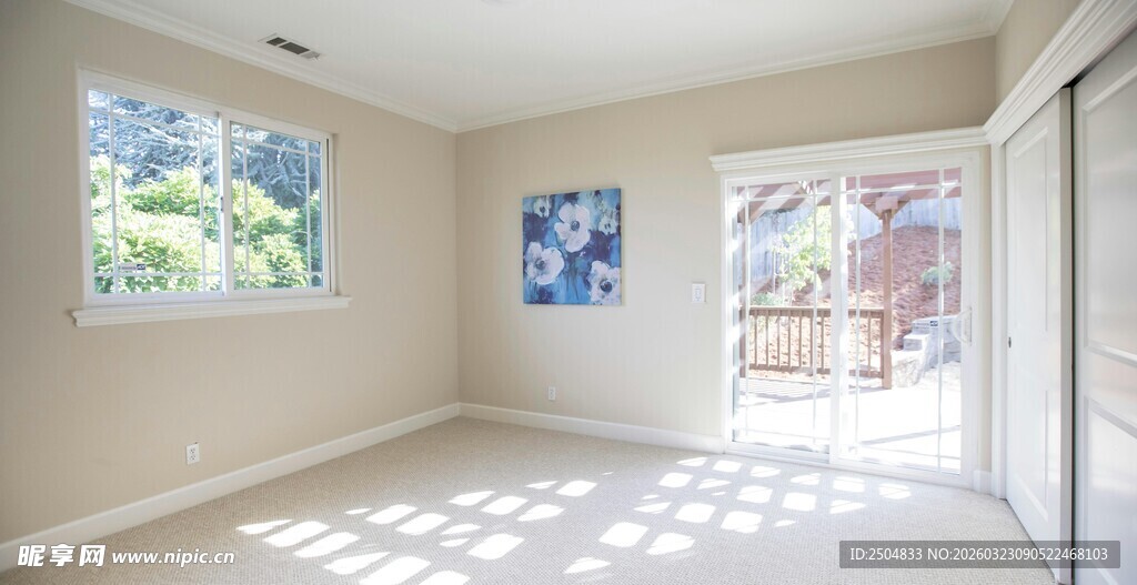 简约空旷的室内客厅空间