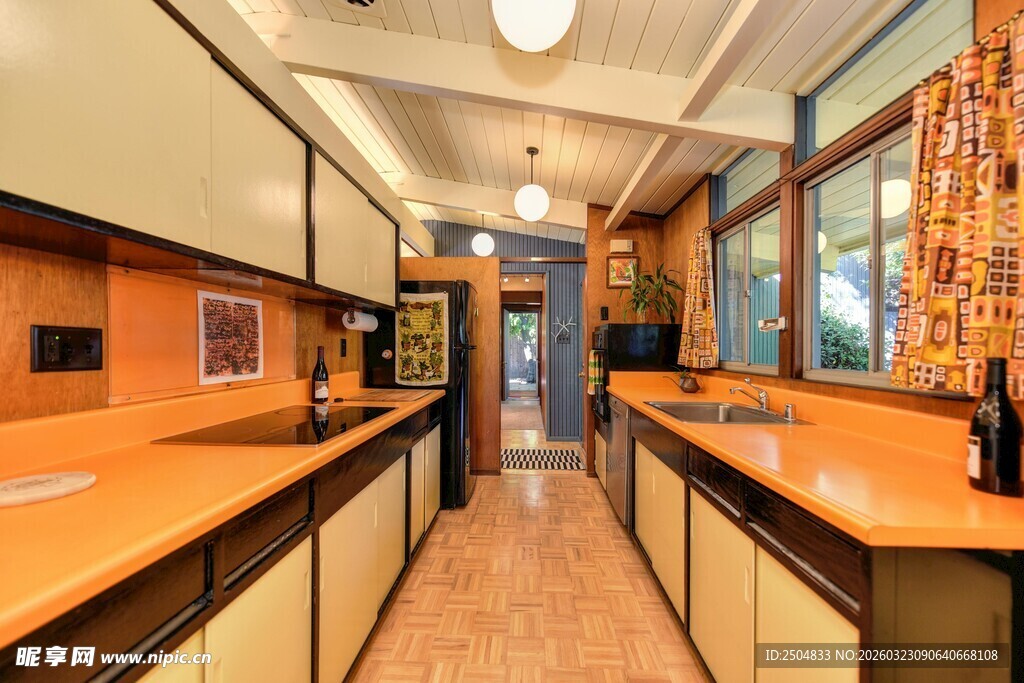 现代简约风狭长厨房空间