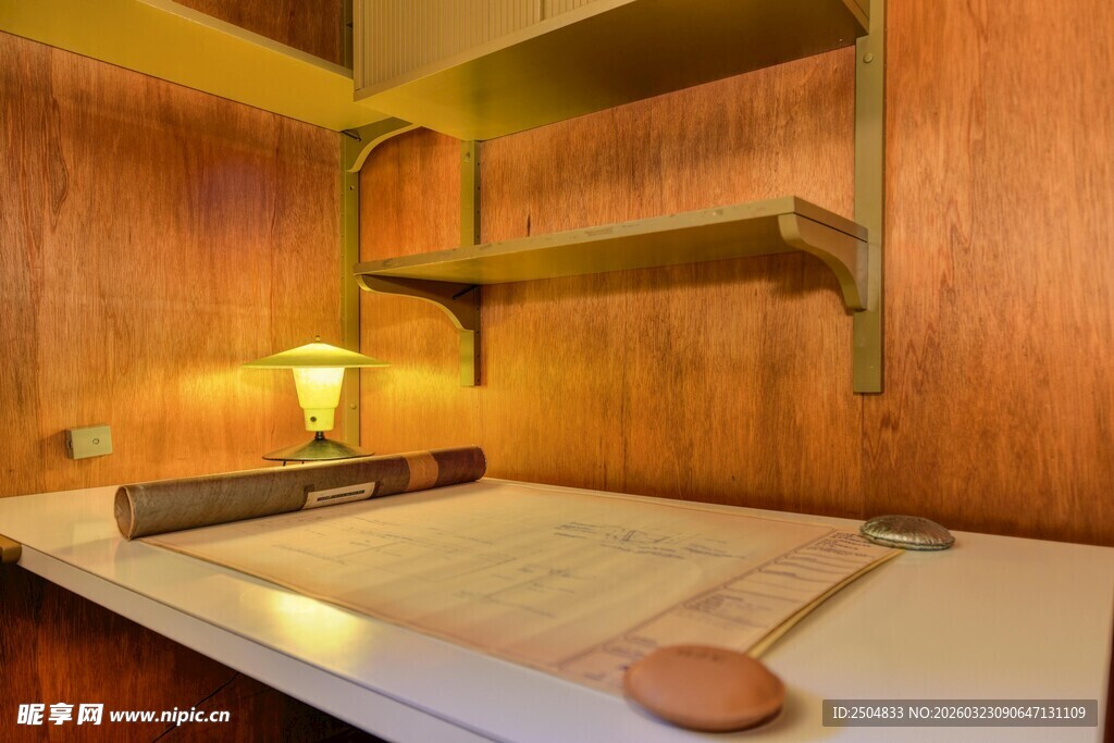 温馨木质风卧室一角