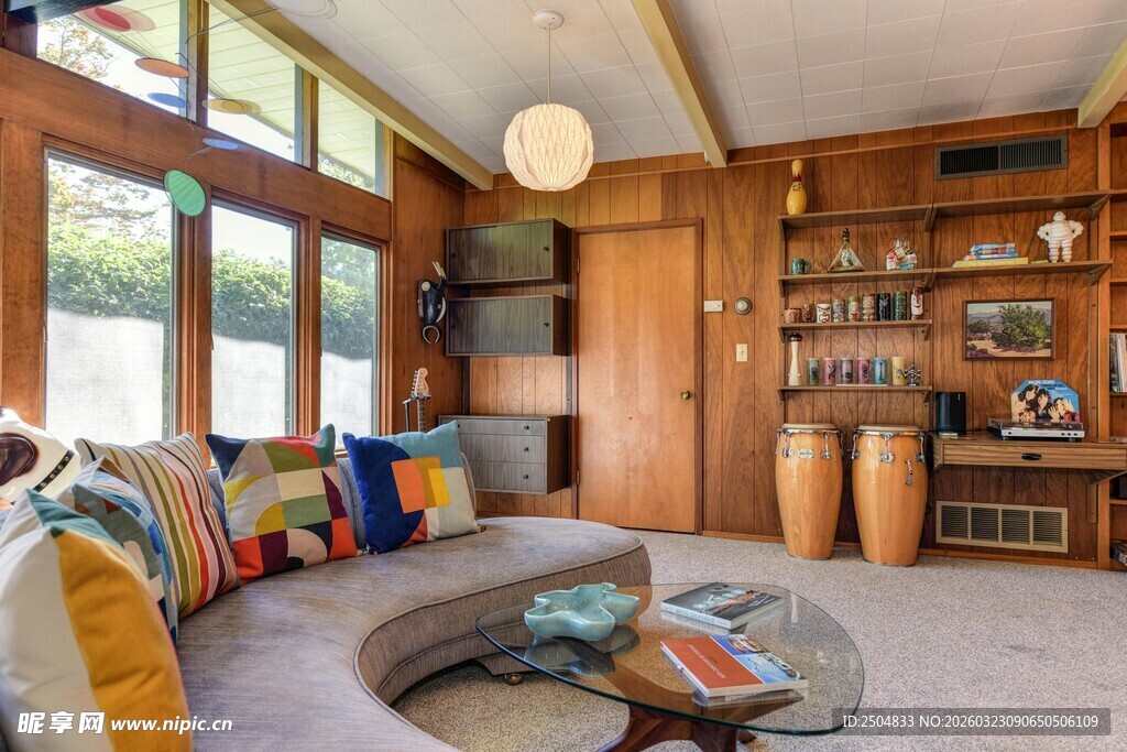 复古木质温馨客厅一角