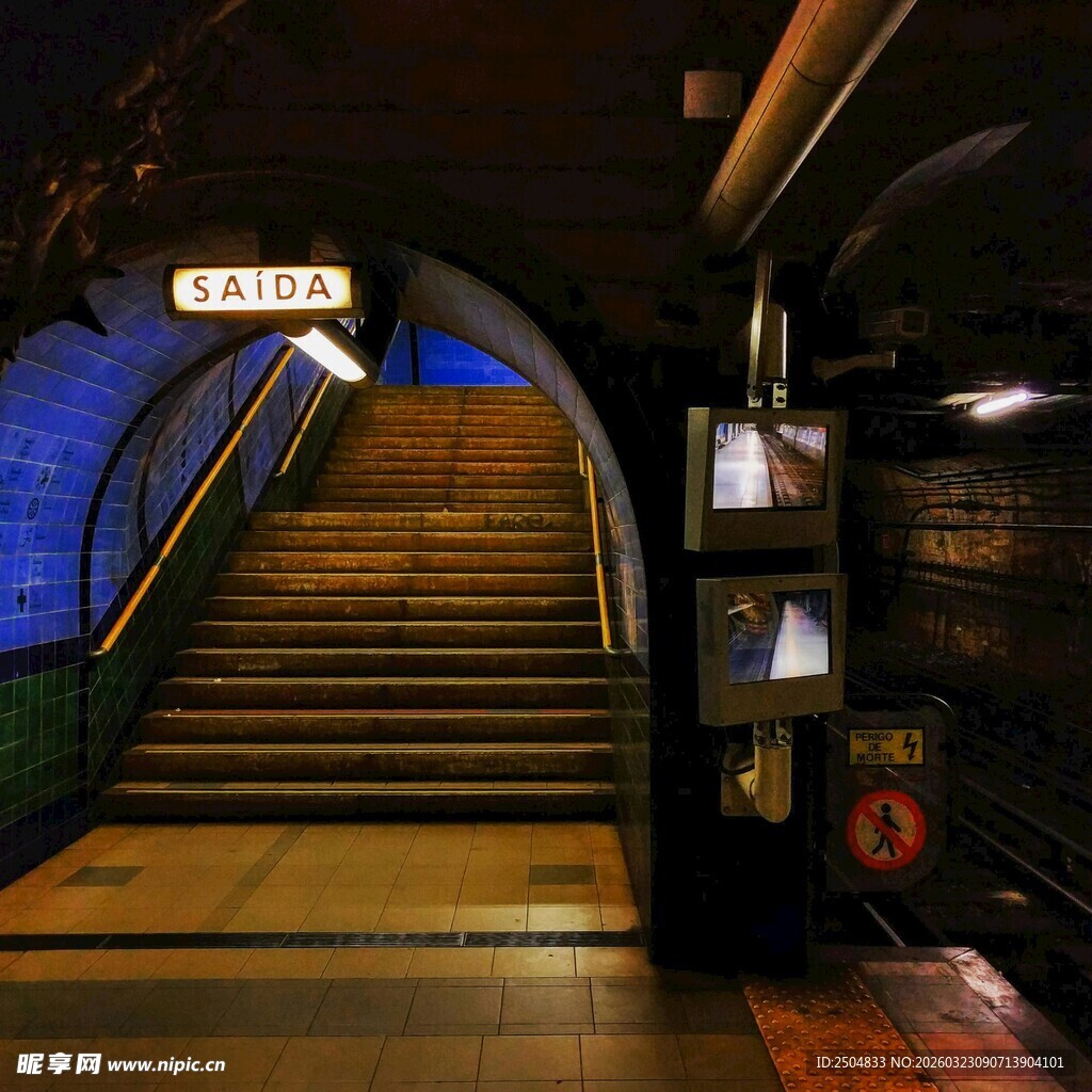 地铁站内的阶梯与绚丽灯光