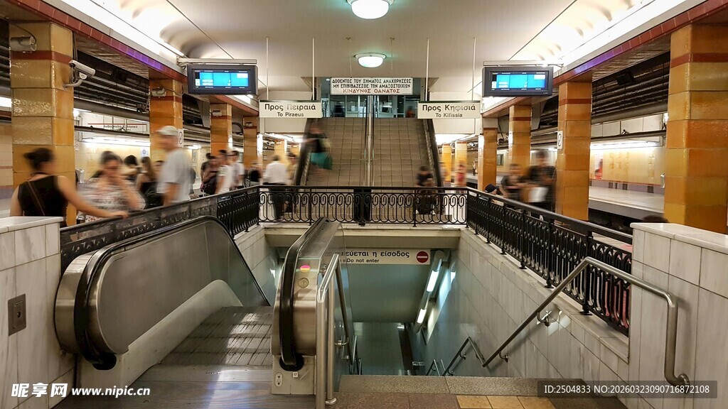 商场内的自动扶梯场景