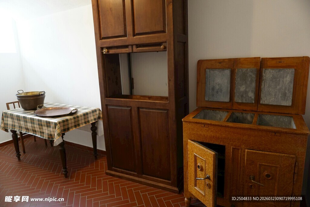 复古木质家具室内一角