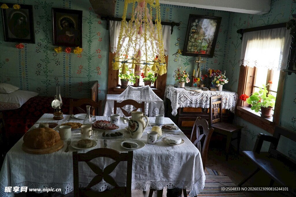 复古温馨的室内用餐场景