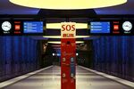 地铁站内的SOS紧急标识
