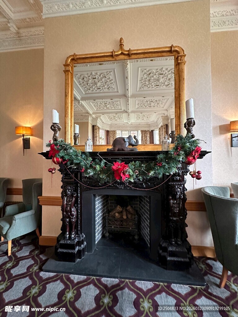 节日装饰的华丽壁炉