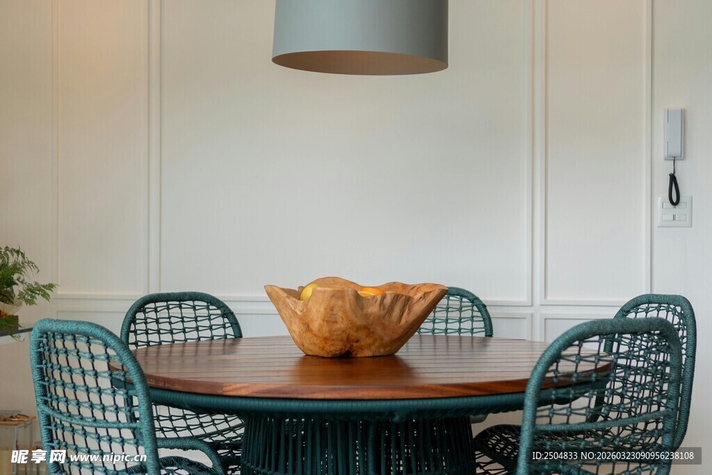 简约餐厅圆桌绿植椅布置