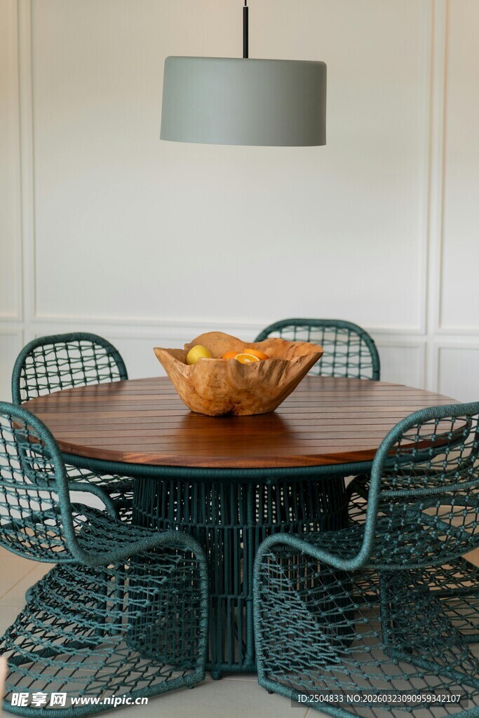 简约风餐桌椅与吊灯组合