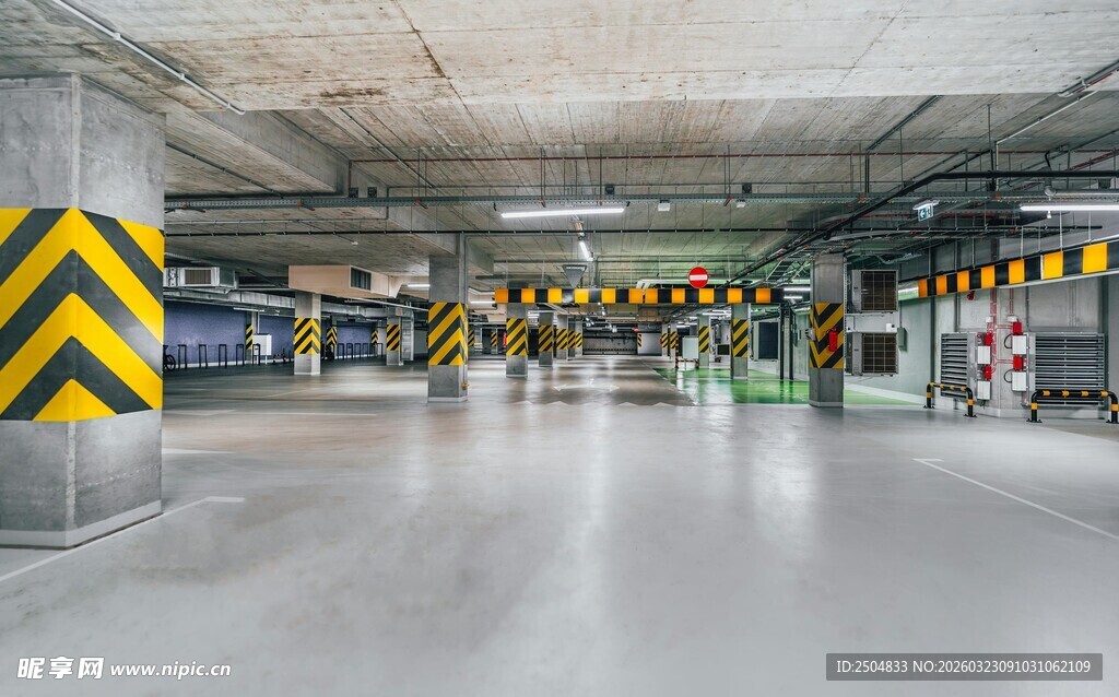 空旷地下停车场内部场景