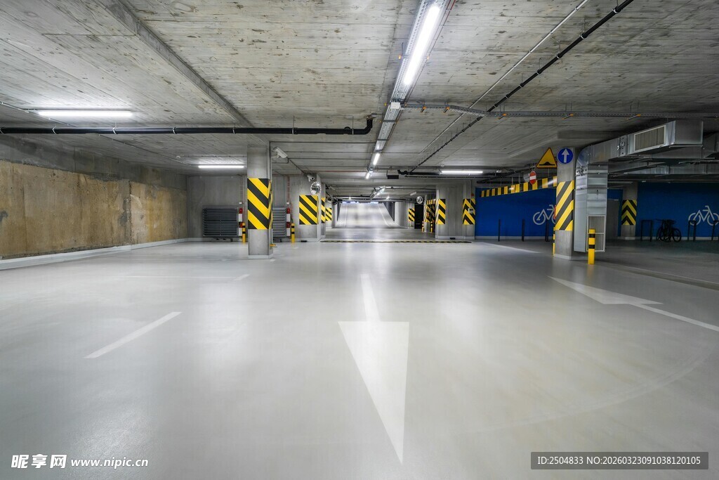 空旷地下停车场内部场景