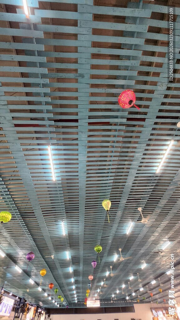 商场天花板悬挂多彩装饰球