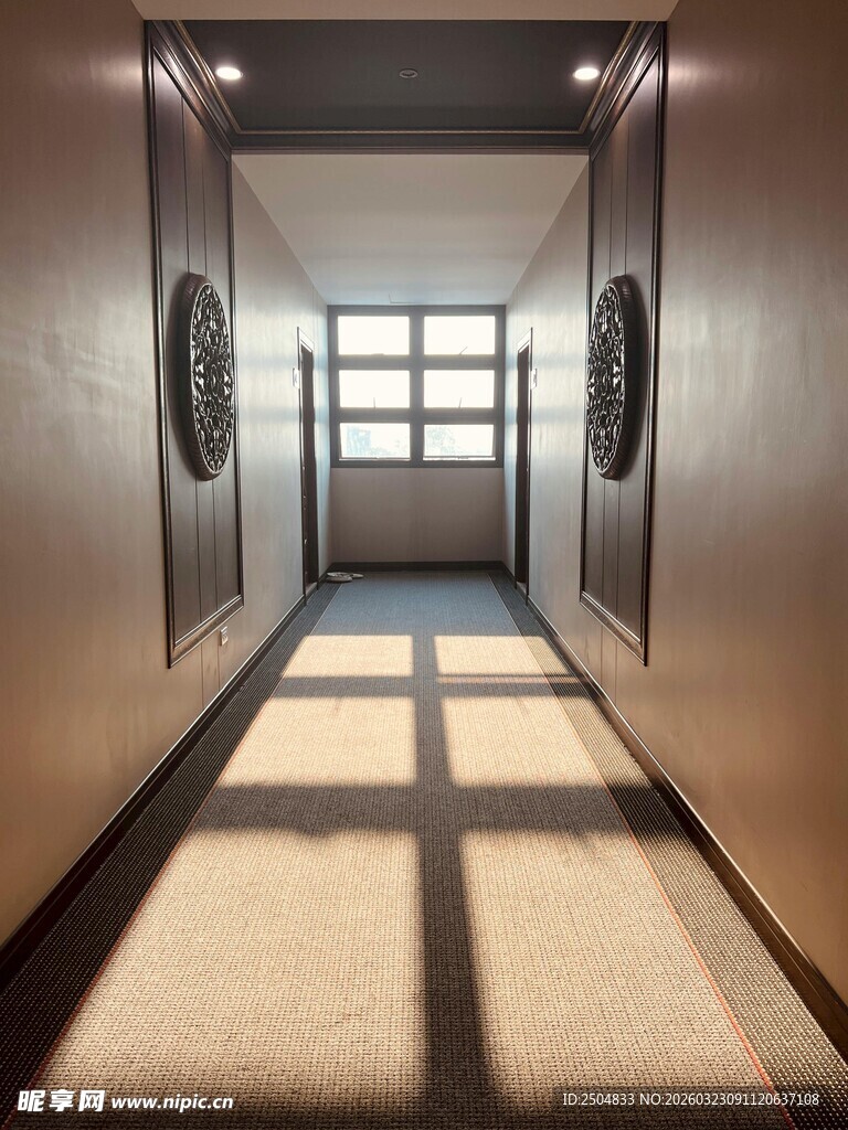 空旷明亮的现代走廊空间