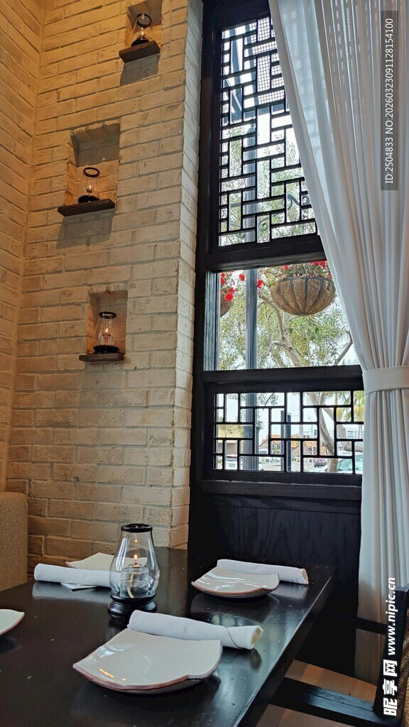 复古风餐厅内的静谧角落