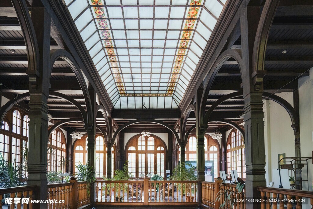 复古玻璃顶木质室内空间