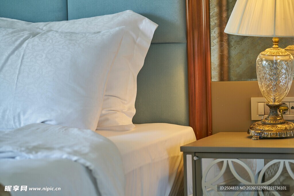 温馨卧室床头精致一角