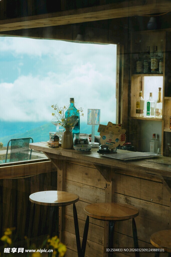 海边小屋吧台的惬意景致