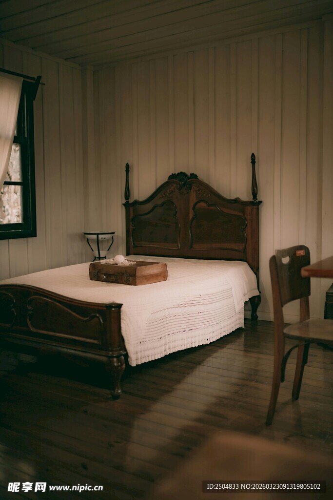 复古卧室中的木质床具