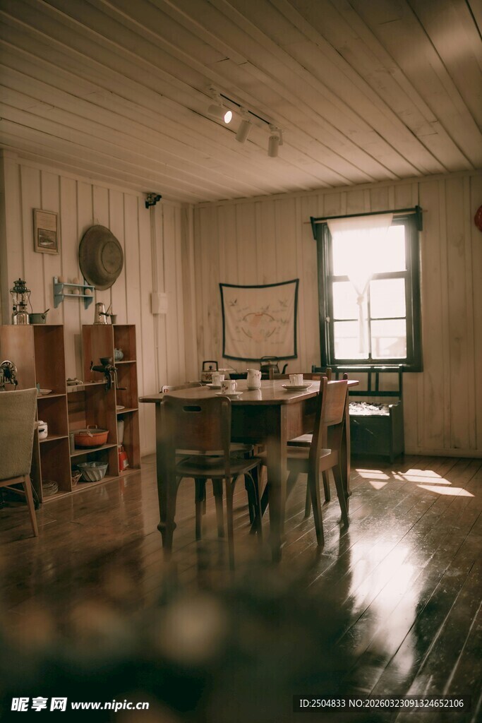 温馨复古风格室内用餐空间
