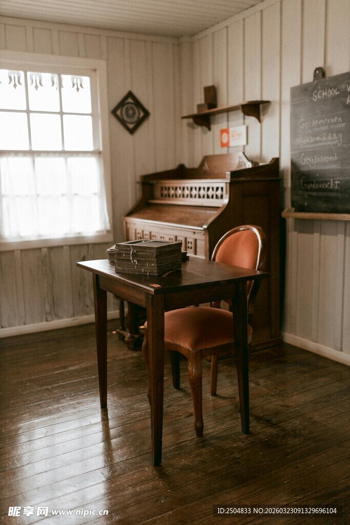 复古温馨的室内钢琴角落