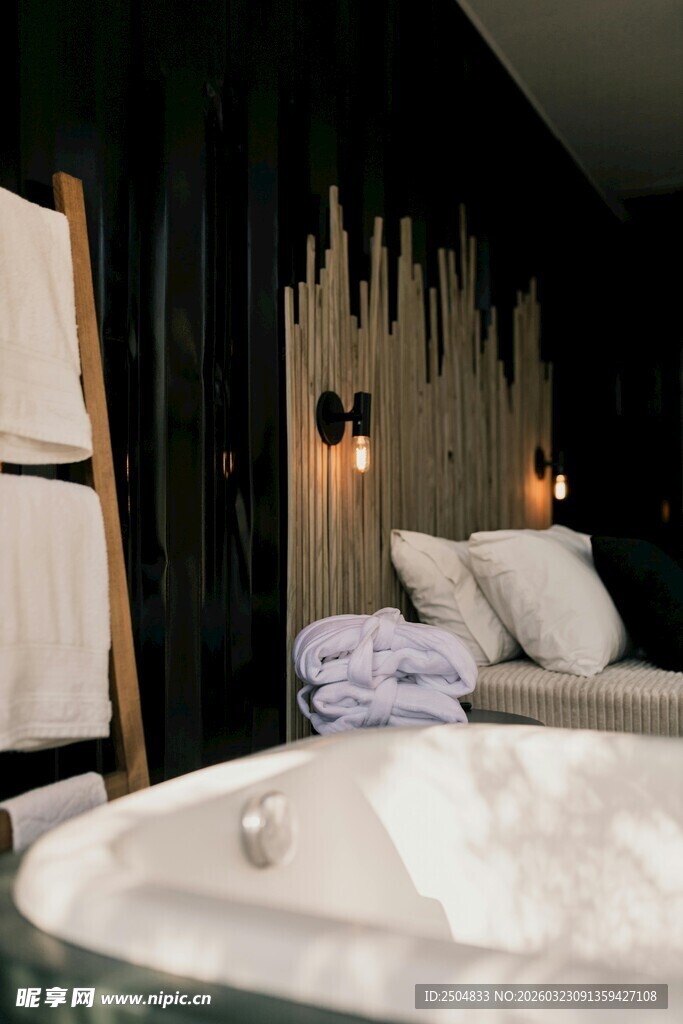 豪华卧室中的舒适浴缸空间